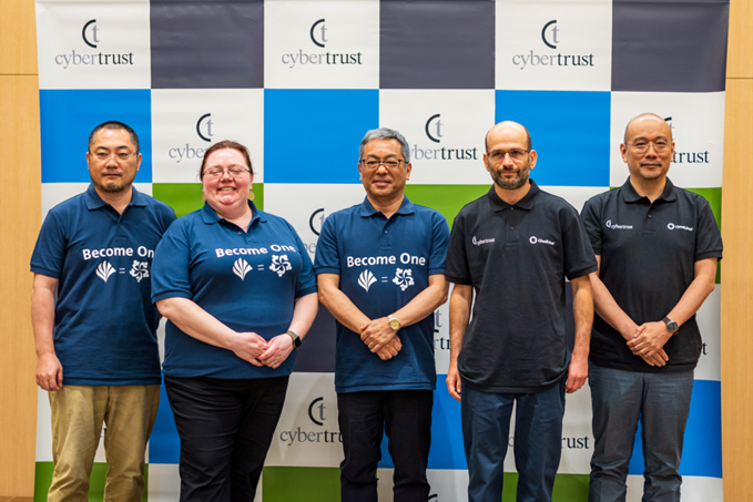  集合写真。サイバートラストは今年の 5 月 22 日にプラチナスポンサーとして AlmaLinux に参加しました。
