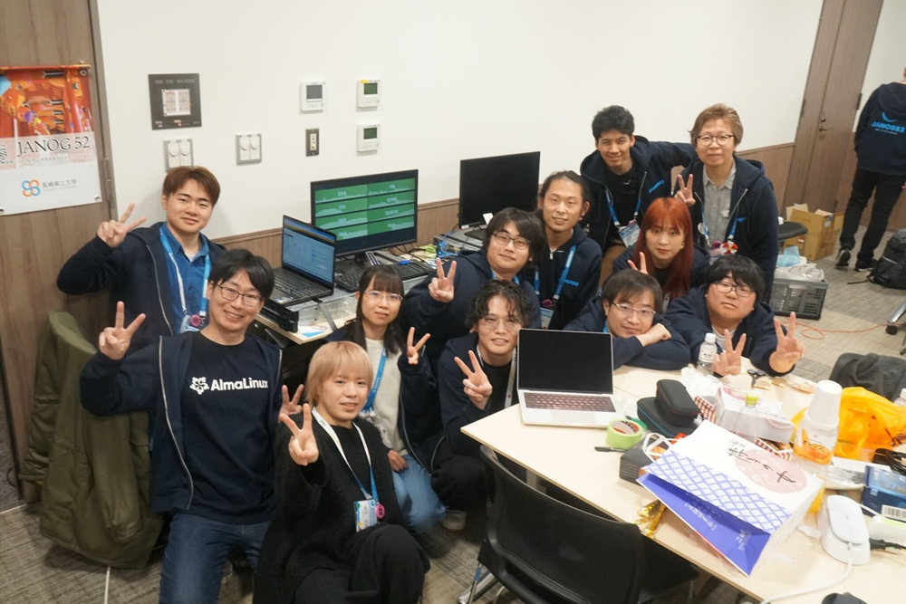 撤収前にサーバーチーム全員で集合写真